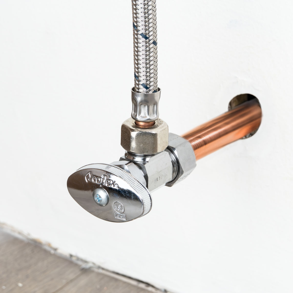 Llave de Control Angular 1/2" T.C. X 1/2" M. Coflex IP-104
