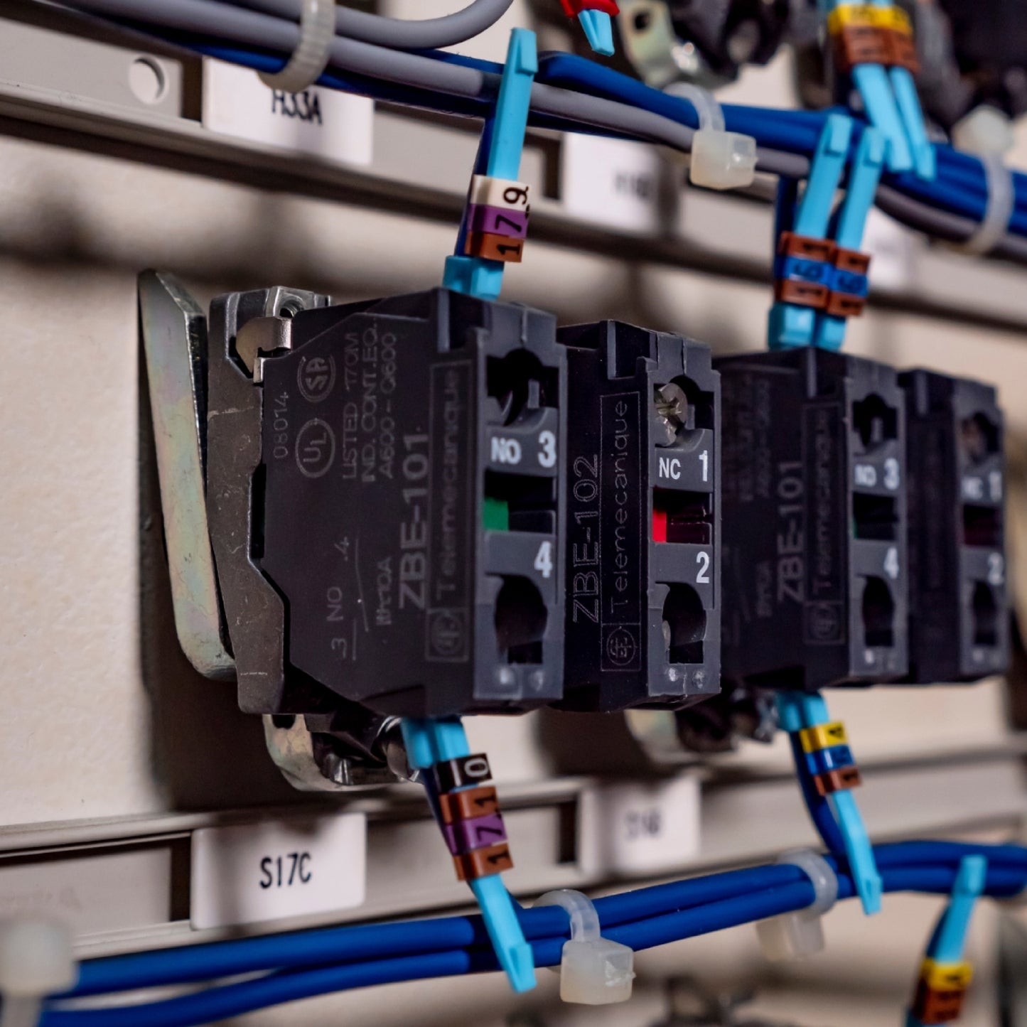 Elemento de Contacto para Botón de Control-Zbe Ø 22-1 Na + 1 NC Schneider Electric ZBE205